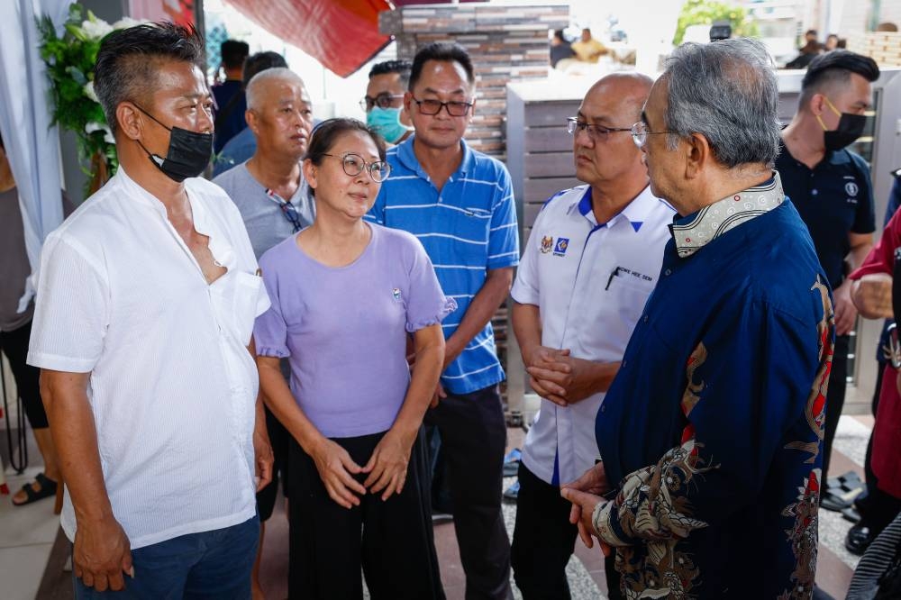 Government Hands Over Donation To Two Families Of Batang Kali Landslide