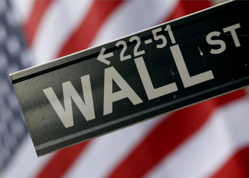 Wall Street ends lower as Cisco and Apple sink