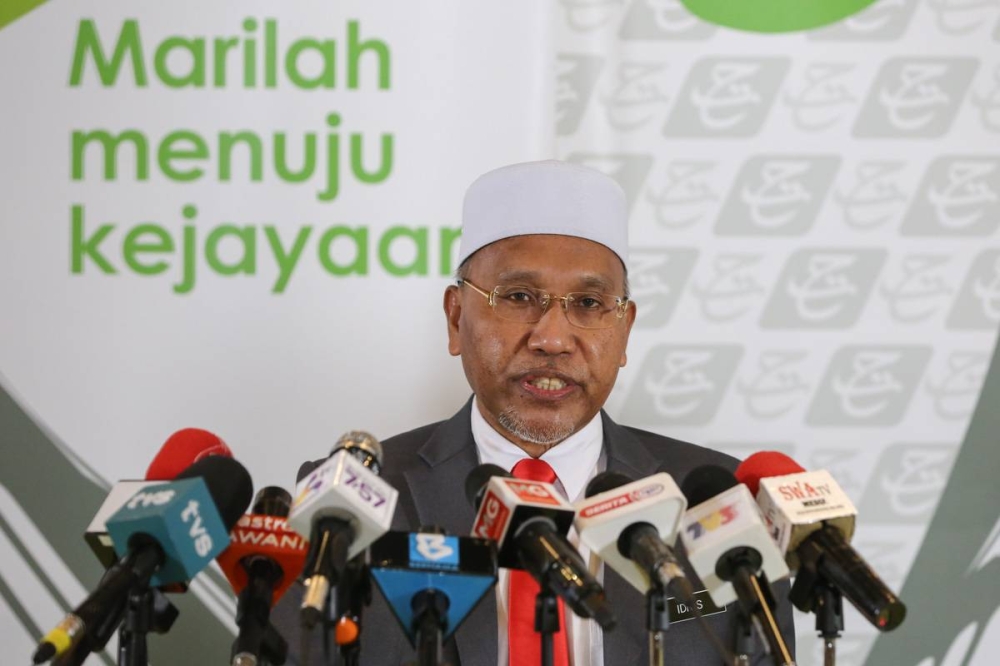 Minister in the Prime Minister's Department (Religious Affairs) Senator Datuk Idris Ahmad was reported as saying only 18 per cent of imported beef comes from TFI. ― Picture by Yusof Mat Isa