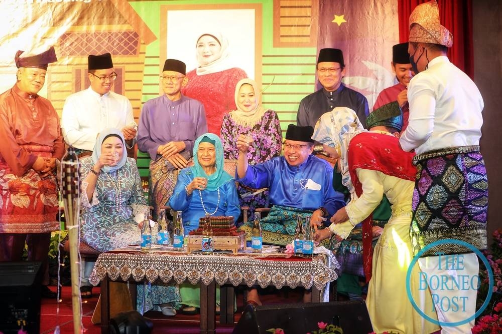 Abang Johari (seated, right), Sharifah Hasidah (seated, left) and Juma’ani (seated, centre) offer the guests a toast as the event gimmick. — Picture by Chimon Upon/Borneo Post