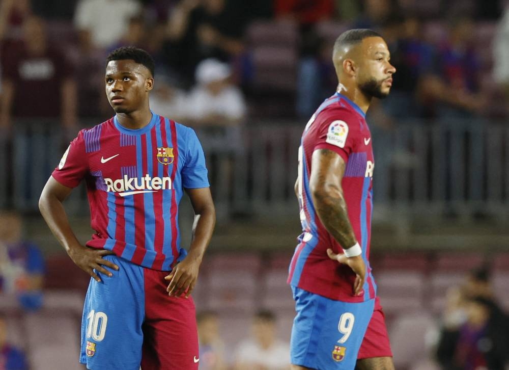 Barcelona finish with defeat by Villarreal, Granada go down