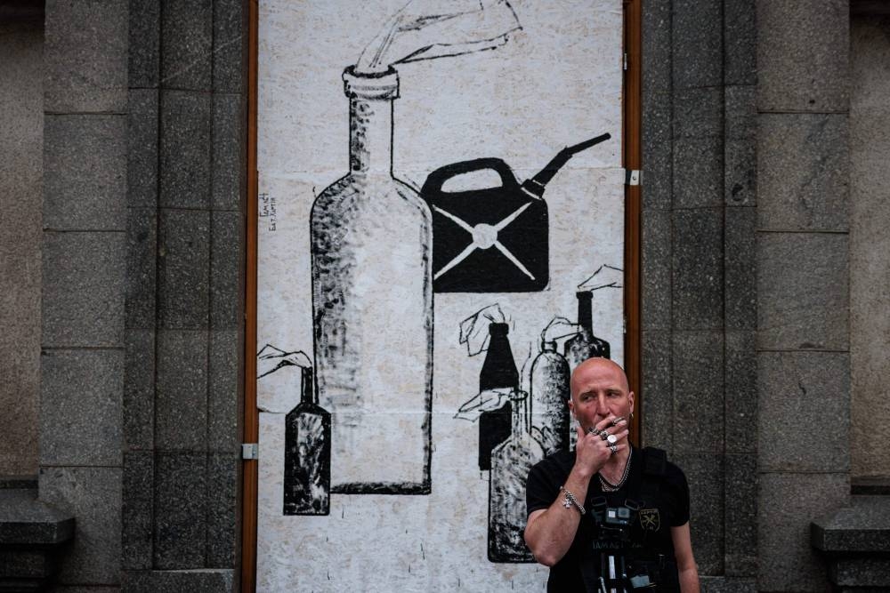 Ukraine street artist 'under orders' to paint Kharkiv