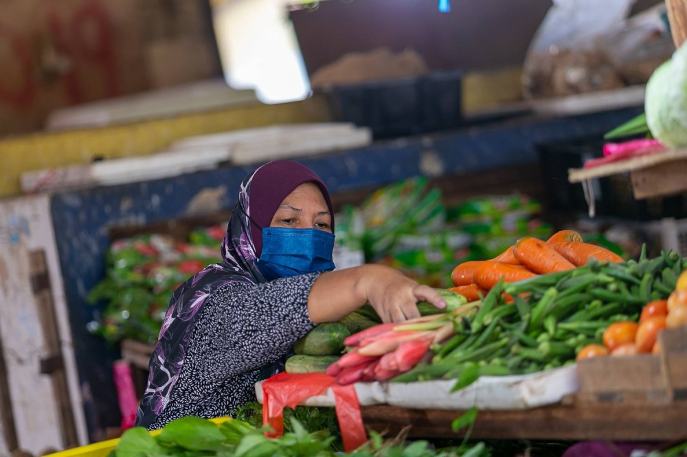 MIDF Research said global food inflation remained elevated, particularly the prices of corn, grain and vegetables. — Picture by Devan Manuel