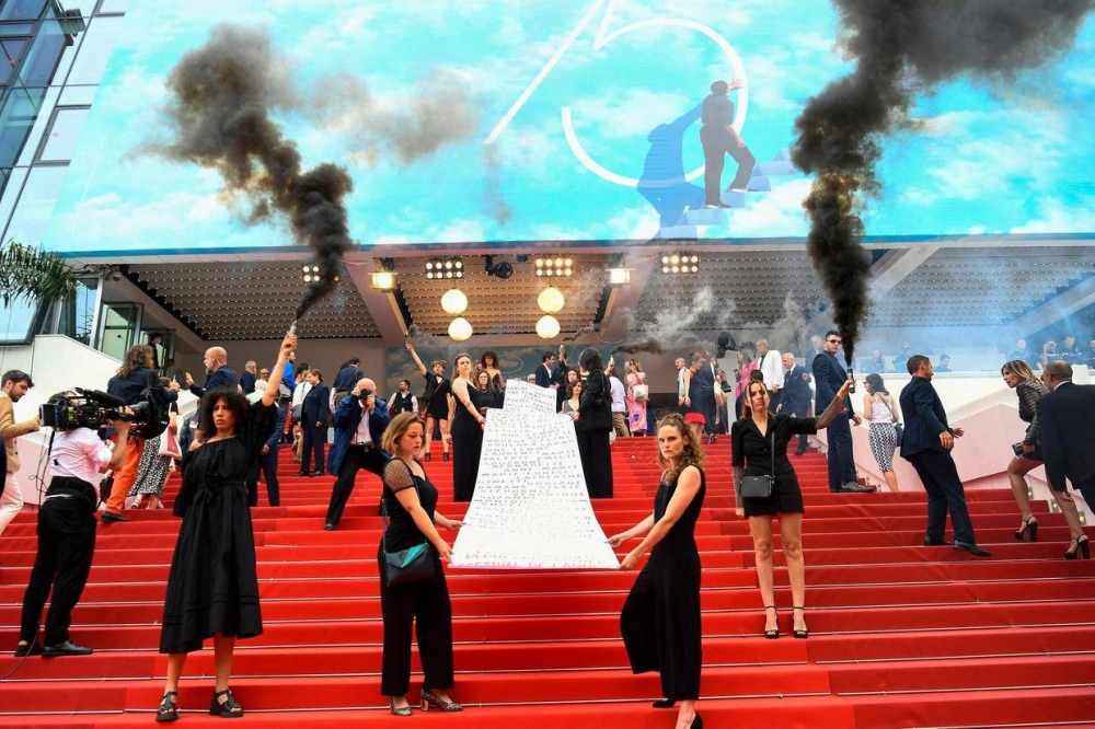 Feminist protestors take over Cannes red carpet, this time with black smoke bombs (VIDEO)