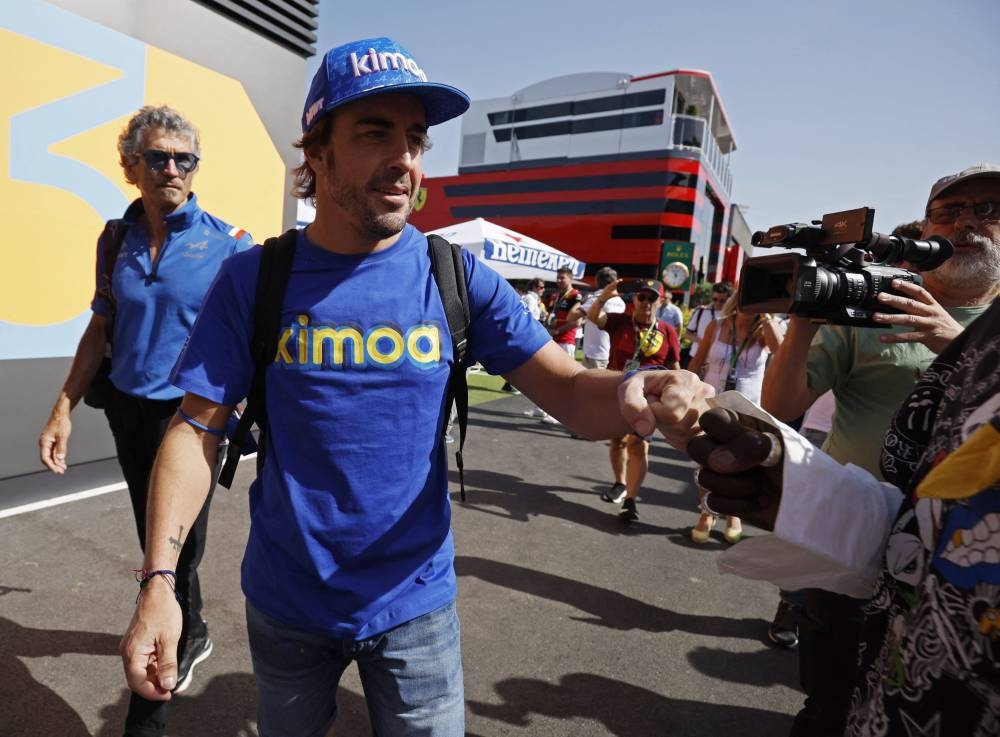 Alonso makes peace with F1 stewards after angry outburst