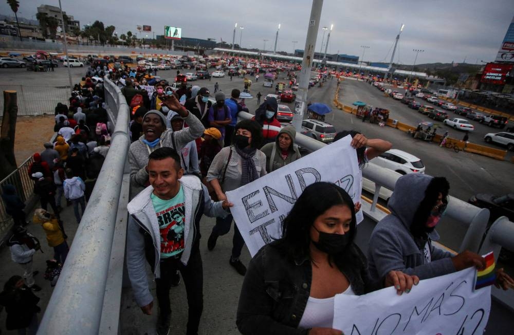 Migrants in Mexico despair; US extends pandemic asylum limits