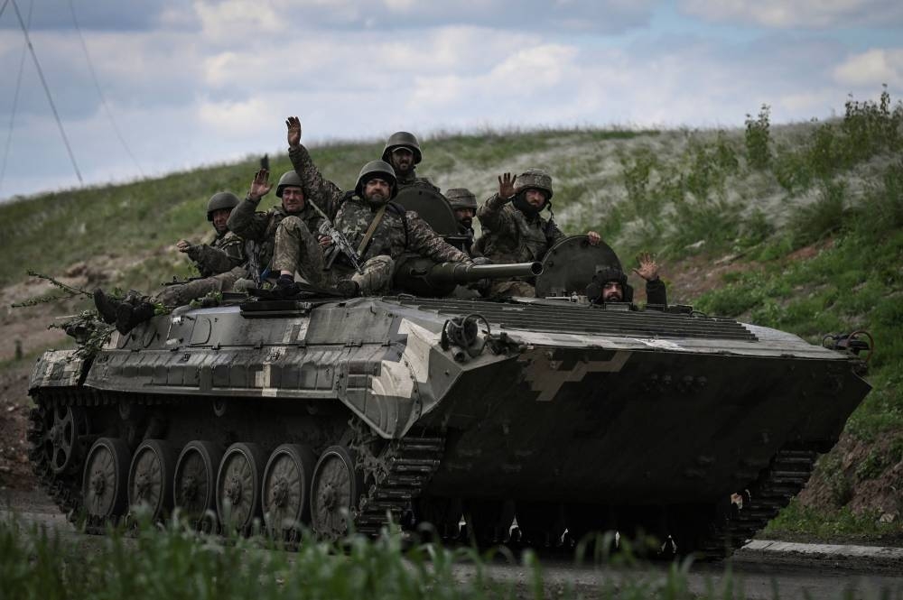 Ukrainian military pounds Russian forces with Western artillery