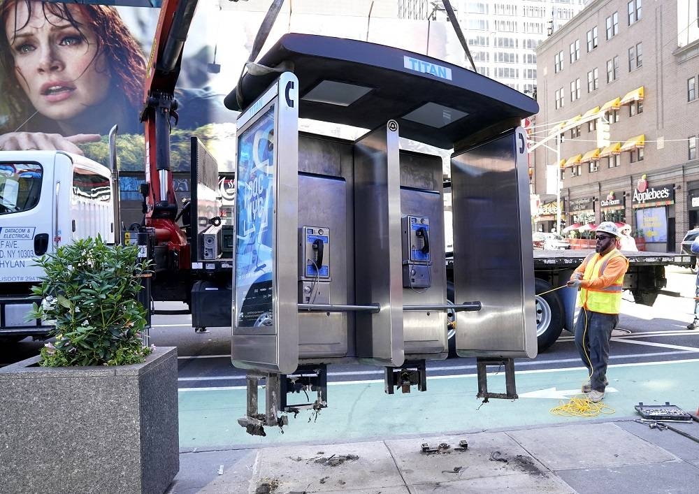 'End of an era' as New York removes last of its iconic payphone booths