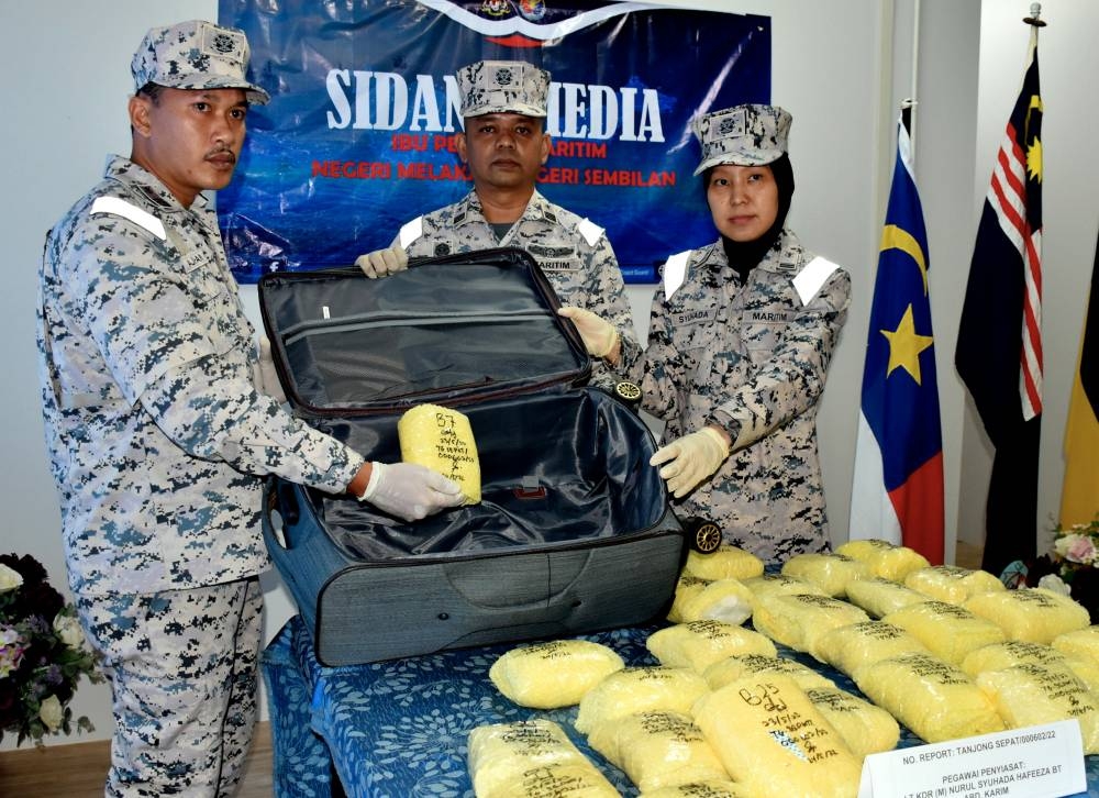 Melaka and Negri Sembilan MMEA (Maritime) director, Captain Iskandar Ishak (centre) during the press conference in Alor Gajah May 25, 2022. — Bernama pic