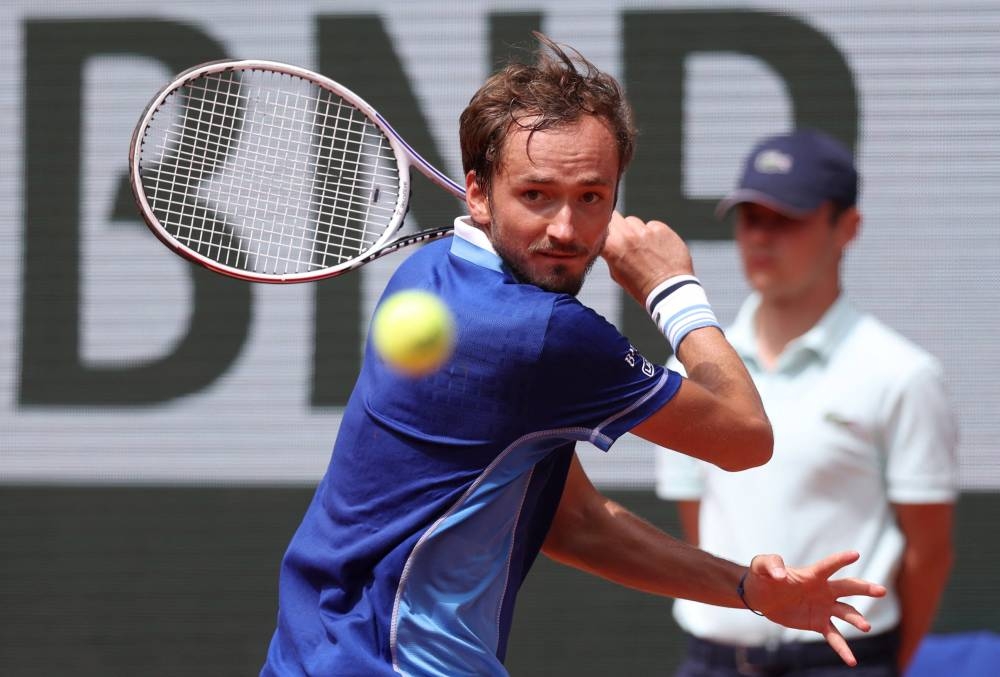 Medvedev eases into French Open last 32