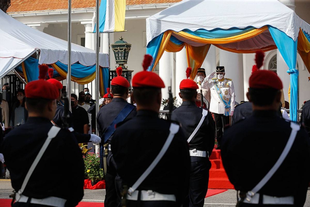 Ahmad Fuzi pointed out that the inflation rate of food and non-alcoholic beverages grew 3.5 per cent due to the hike in food prices in March, compared to the same period last year. — Picture by Sayuti Zainudin