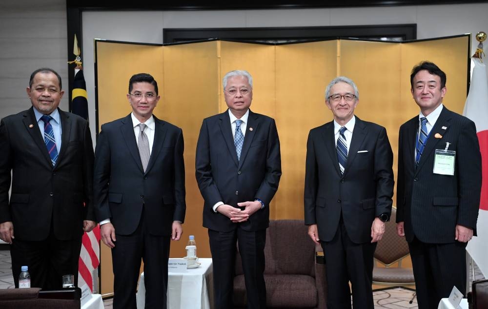 Prime Minister Datuk Seri Ismail Sabri Yaakob (middle) with the Chairman of the Board, Tokio Marine Holdings Inc, Tsuyoshi Nagano (2nd right), who was representing Japan Malaysia Economic Association (Jameca) at the Private Business Session meeting in Tokyo May 27, 2022. — Bernama pic