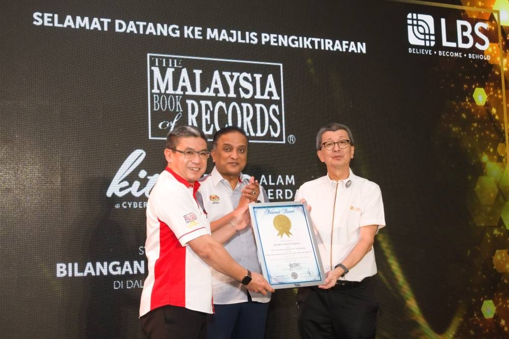 Tan Sri Lim Hock San (right) receives LBS Bina’s second Malaysia Book of Records witnessed by Datuk Seri Reezal Merican Naina Merican (centre) and Christopher Wong from Malaysia Book of Records (left). — Picture courtesy of LBS Bina Grop Berhad