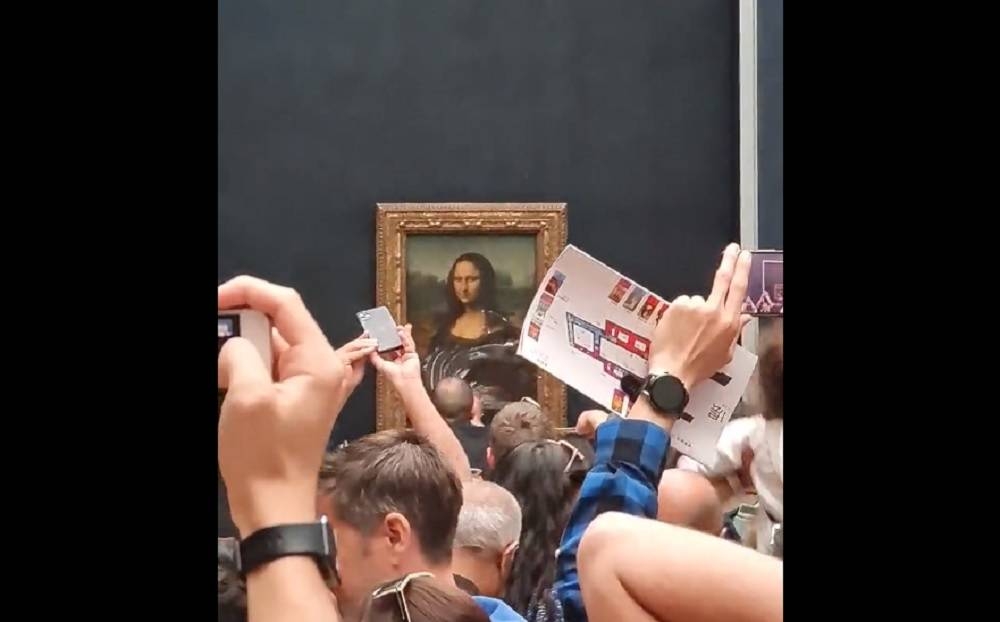 Mona Lisa left unharmed but smeared in cream in climate protest stunt (VIDEO)