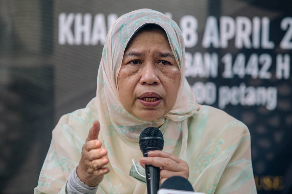 Minister of Plantation Industries and Commodities Datuk Zuraida Kamaruddin says waste from processing palm kernel is a cheap and viable alternative to chicken feed that is now nearly four times more expensive. ― Picture by Firdaus Latif