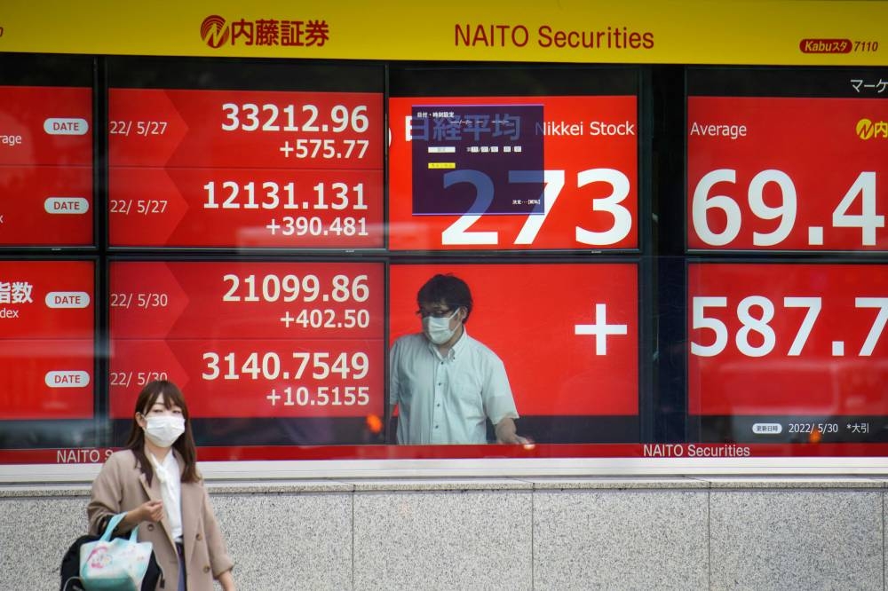 Asian markets mixed on inflation worry, oil edges up after drop