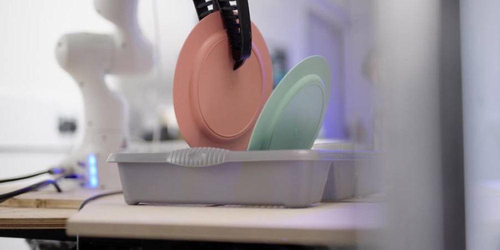 This robot can do the dishes (without breaking anything)