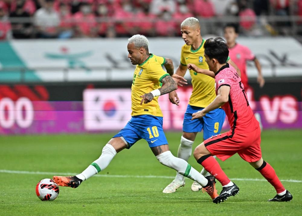 Neymar doubles up from the spot as Brazil thump Korea