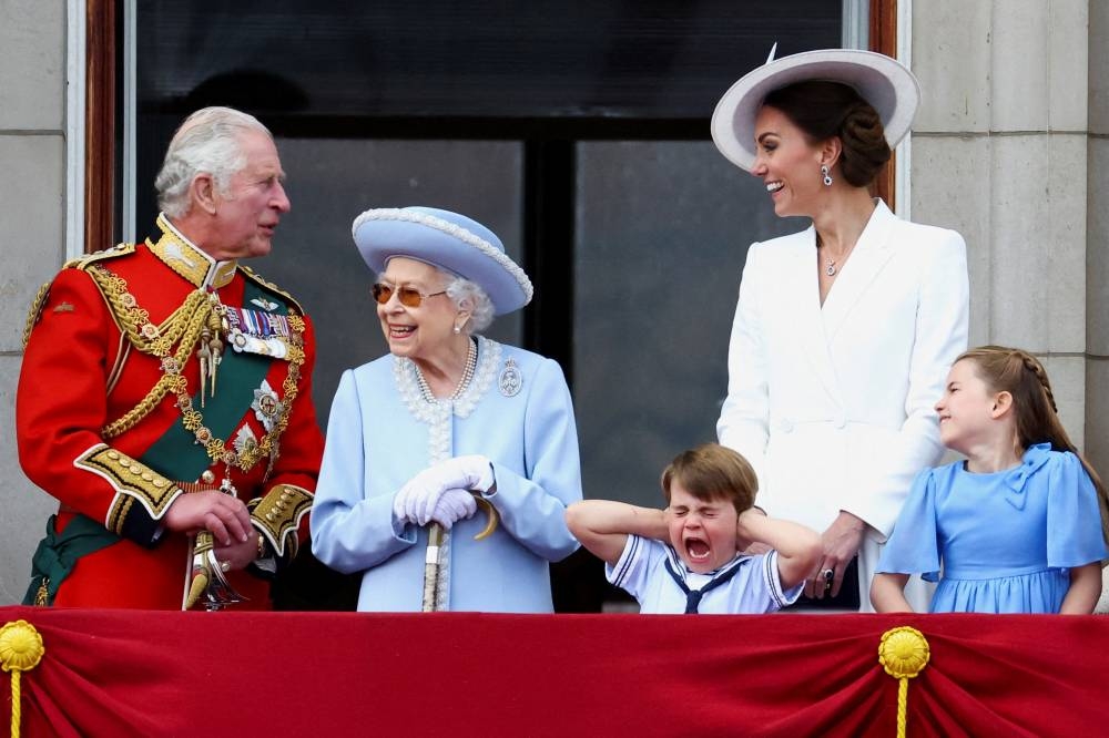 Beaming Queen Elizabeth waves to crowds as Platinum Jubilee celebrations begin