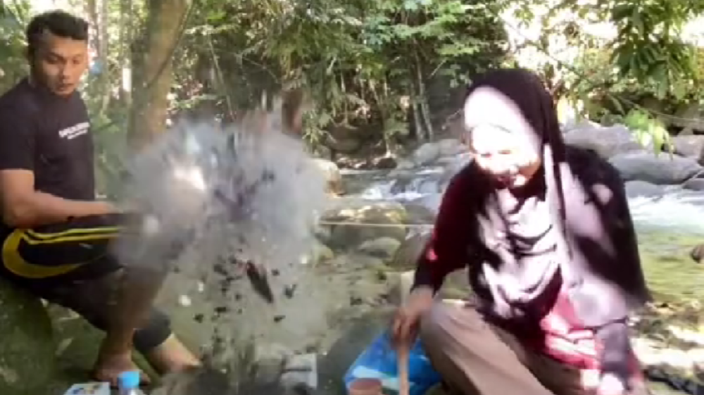 Campfire barbecue 'explosion' in Kalumpang takes couple by surprise (VIDEO) 