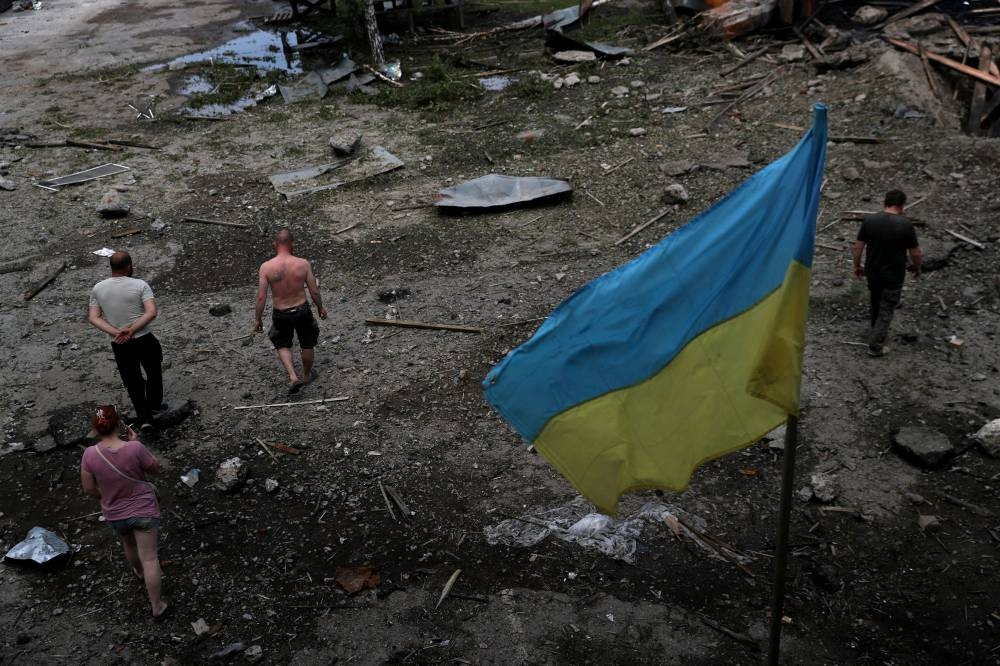 Ukrainians hold out as Russia storms eastern city on war’s 100th day