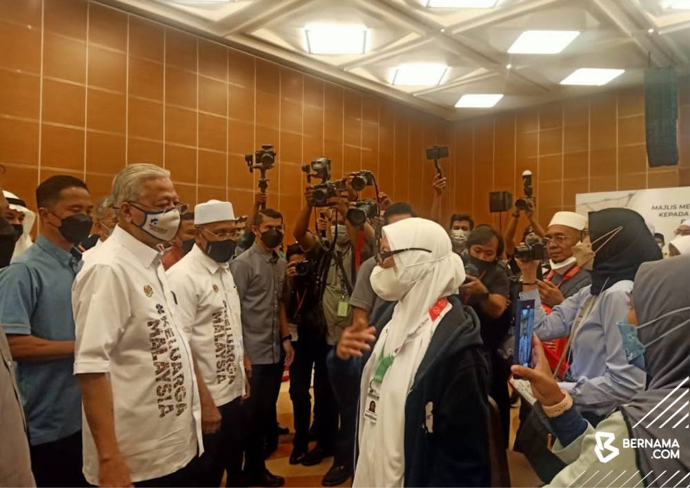 Prime Minister Datuk Seri Ismail Sabri Yaakob speaks to a Haj pilgrim at the Movenpick Convention Centre in Sepang June 4, 2022. ― Picture via Twitter/bernamadotcom