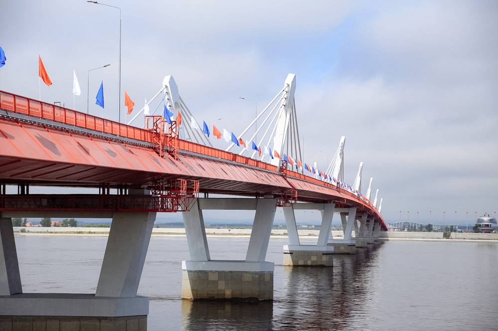 Russia, China unveil first road bridge