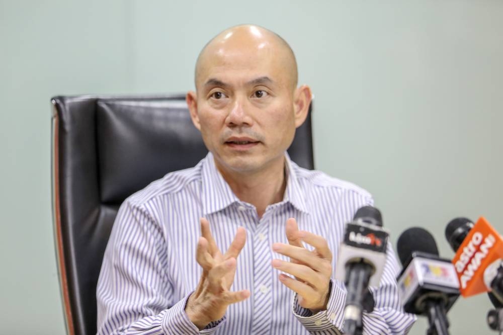 Kepong MP Lim Lip Eng has asked the government to clarify details pertaining to an RM30.75 million contract to replace 200 lamp posts in Klang Valley for the Kuala Lumpur City Hall (DBKL). ― Picture by Hari Anggara