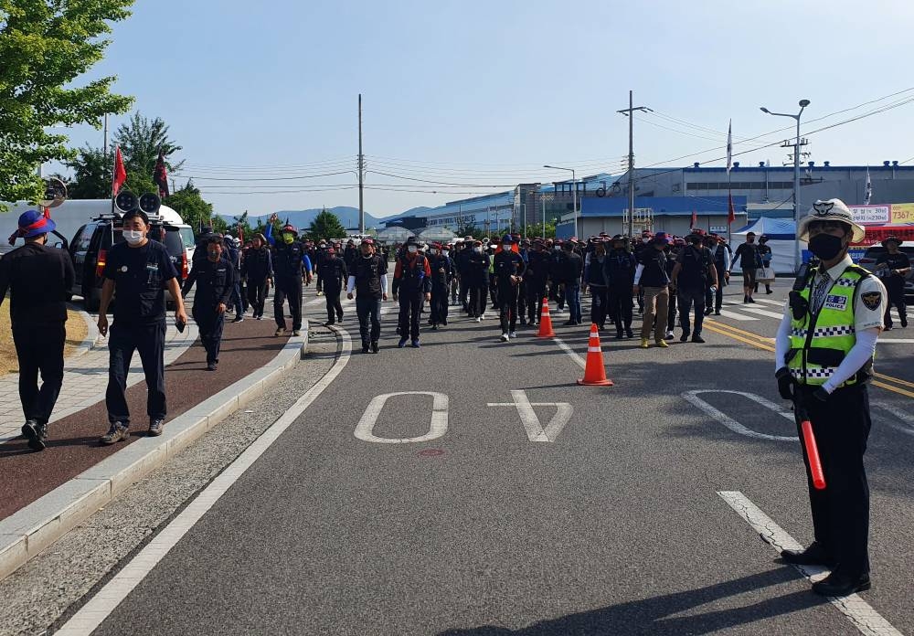 Hyundai Motor plants in extra weekend run, S.Korea truckers’ strike continues