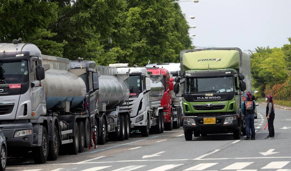 S. Korea union truckers continue strike, talks with govt stall