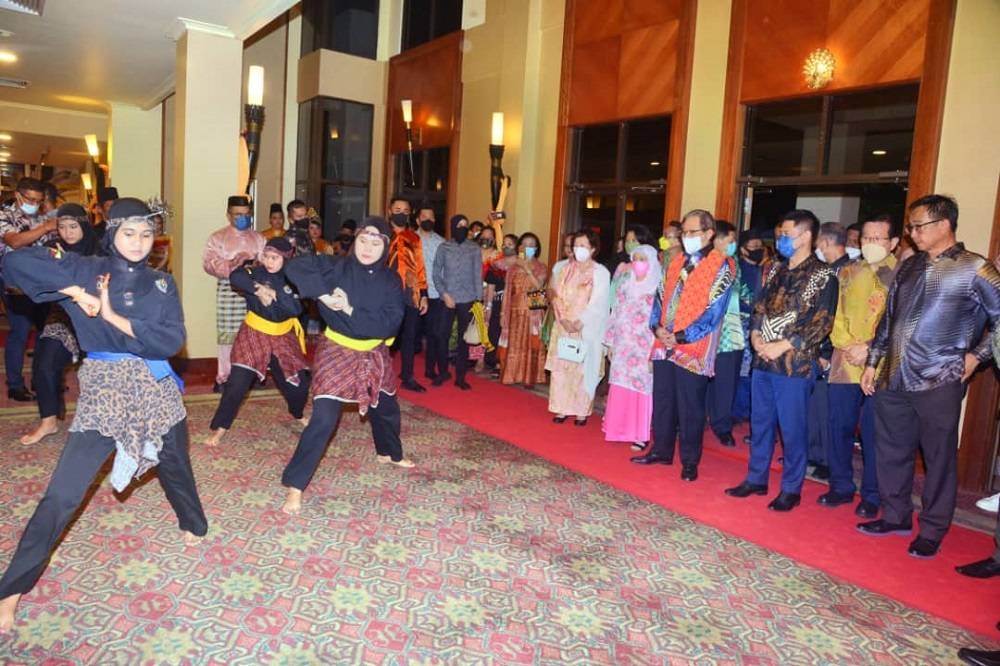 Abang Johari (front fourth right) watches a silat performance upon his arrival. From front right are Abdul Karim, Lee, Deputy Minister for Youth, Sport and Entrepreneur Development II (Entrepreneur Development) and Lambir assemblyman Ripin Lamat, and Juma’ani. — Borneo Post Online pic