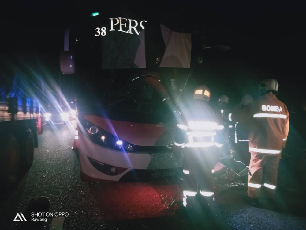 A tour bus collided with a 20-tonne trailer lorry at Km 425.8 of the North-South Expressway near Bukit Beruntung, Selangor early today. ― Picture via Twitter/bernamadotcom