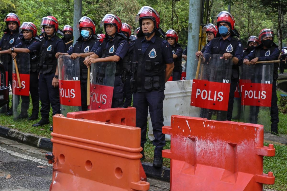 Cops to call up participants after halting Malaysian Bar's march for judiciary independence