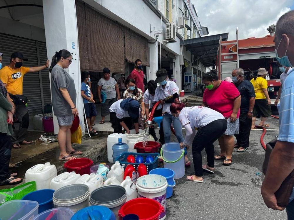 Water supply woes force residents in Miri to queue for water