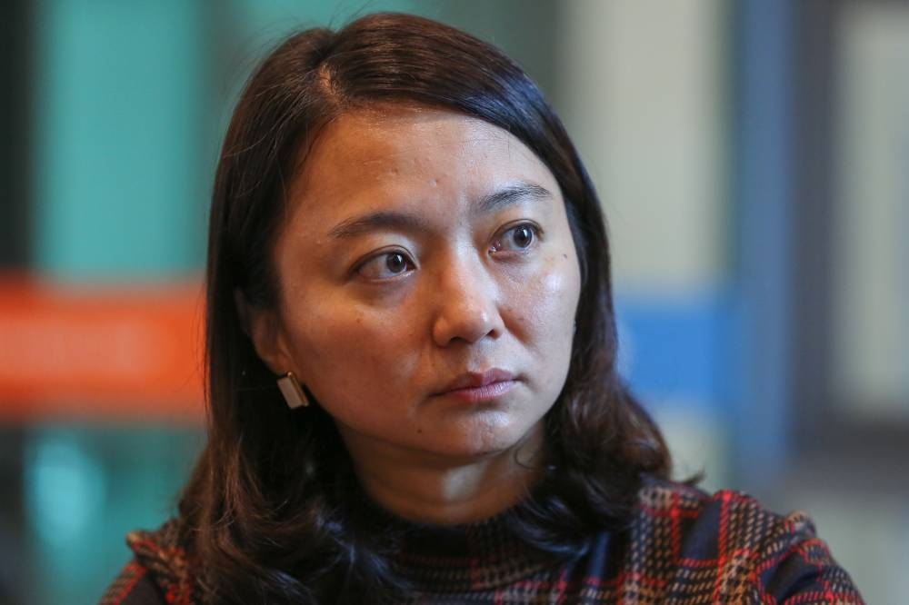 Hannah Yeoh said she is standing in solidarity with the Malaysian mothers in urging the Home Ministry to immediately follow a High Court decision and to issue citizenship papers to these children who are applying to be recognised as Malaysians. — Picture by Yusof Mat Isa