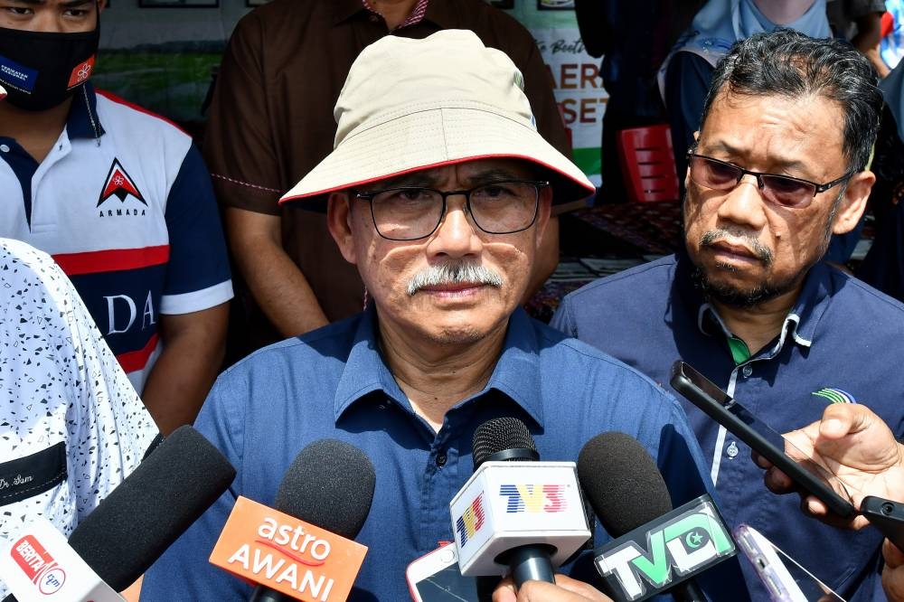 Agriculture and Food Industries Minister Datuk Seri Ronald Kiandee speaks to the media at the state-level 2022 Farmers, Livestock Breeders and Fishermen’s Day at Dataran Pekan Jabi in Terengganu, June 23, 2022. — Bernama pic 