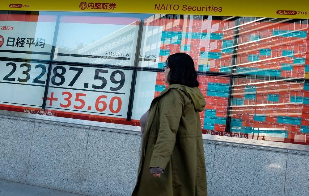 Asia stocks edge down after Wall Street falls; oil rises