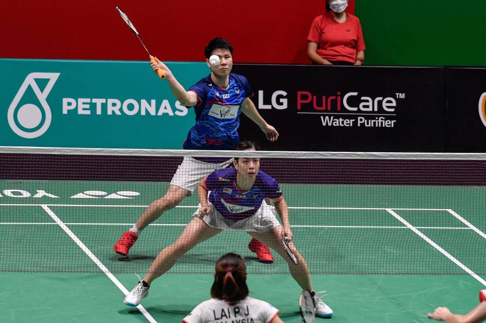 Malaysian mixed doubles players Goh Soon Huat (back) and Lai Shevon Jemie take on Malaysian mixed doubles players Tan Kian Meng and Lai Pei Jing in the qualifying round of the Petronas Malaysian Open 2022 at Axiata Arena Bukit Jalil, June 28, 2022. Goh Soon Huat and Lai Shevon Jemie won 21-18, 19-21 and 21-18. — Bernama pic 