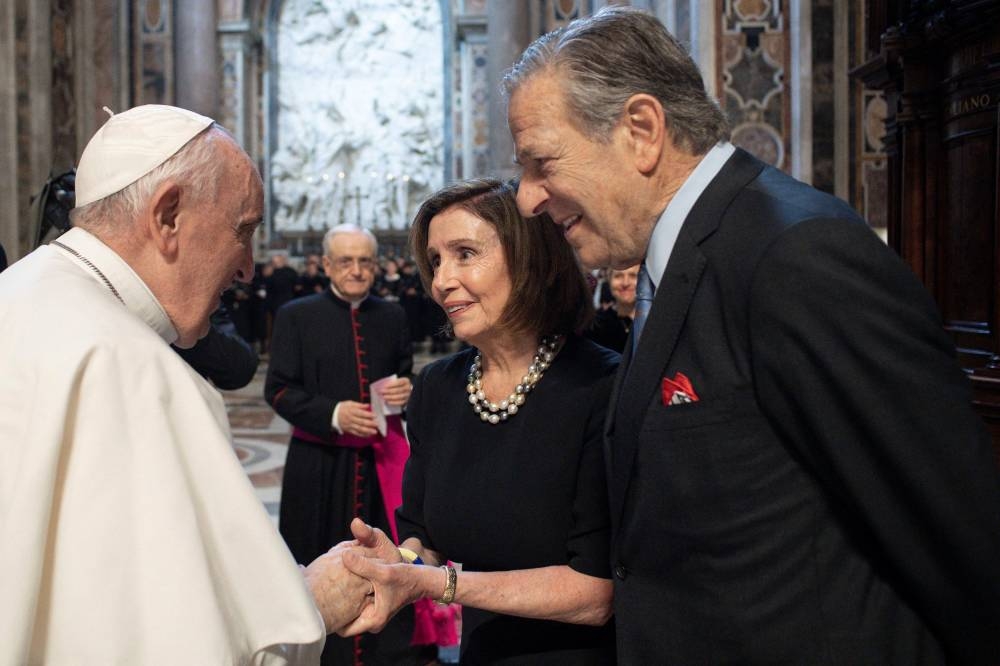 Pelosi takes communion at papal Mass, defying some US bishops
