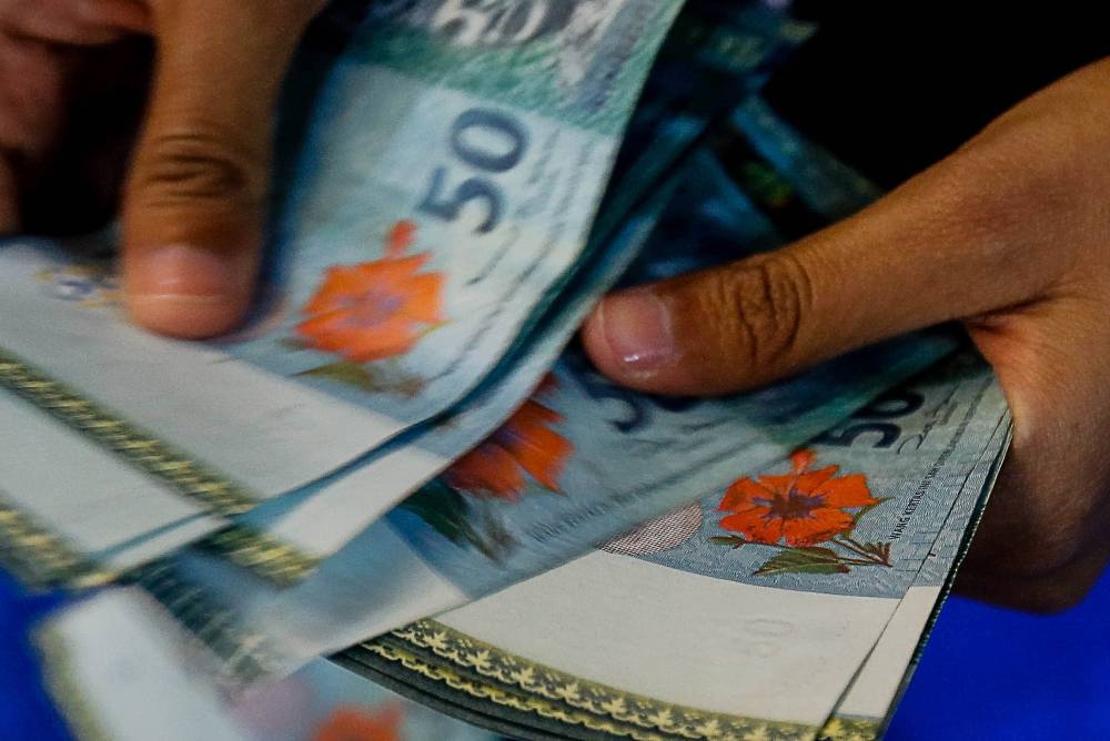 For the week just ended, the ringgit was traded mostly lower against the US dollar on technical correction due to profit-taking activities and the hawkish stance by the United States Federal Reserve to keep raising interest rates. ― Picture by Sayuti Zainudin