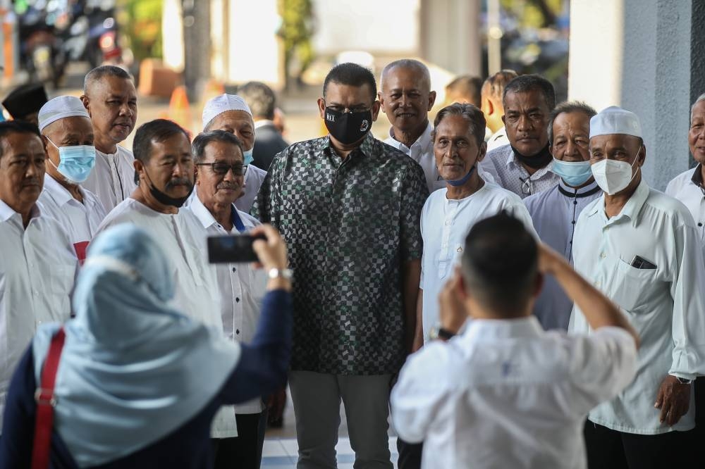 Datuk Lokman Noor Adam (centre) is pictured at the Kuala Lumpur High Court July 4, 2022. — Picture by Hari Anggara