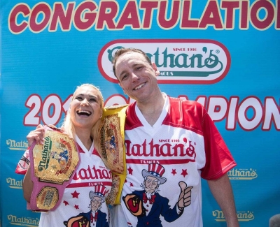 US competitive eater Joey Chestnut downs 63 hotdogs to win Nathan's ...