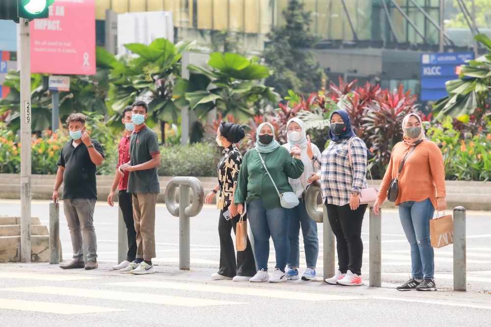 People wearing mask are pictured on Jalan P. Ramlee in Kuala Lumpur March 4, 2022.  — Picture by Devan Manuel