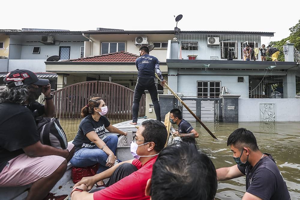 File picture of volunteers assisting in flood relief and rescue efforts in parts of Taman Sri Muda in Shah Alam on December 20, 2021. — Picture by Hari Anggara