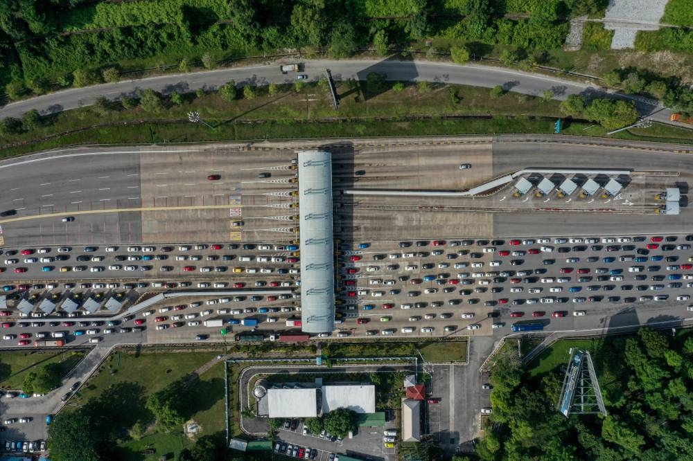 An aerial view of the heavy east coast-bound traffic at the Gombak toll plaza in Kuala Lumpur July 9, 2022. — Bernaa pic