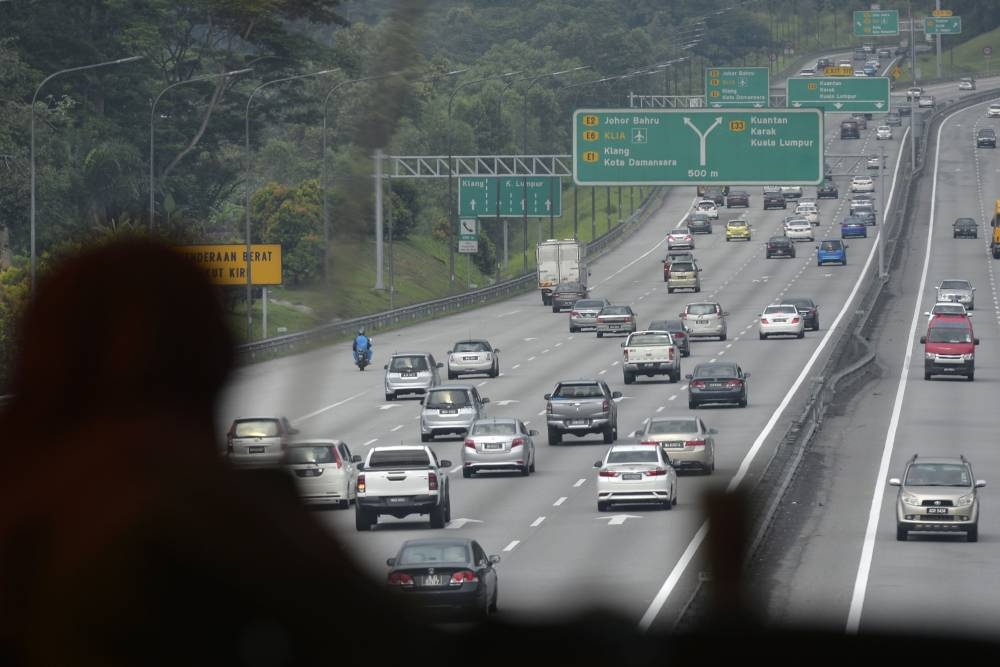 The Malaysian Highway Authority earlier reported traffic was still smooth in both directions on highways in the north, south and eastern sectors, including locations around toll plazas. — Picture by Mukhriz Hazim