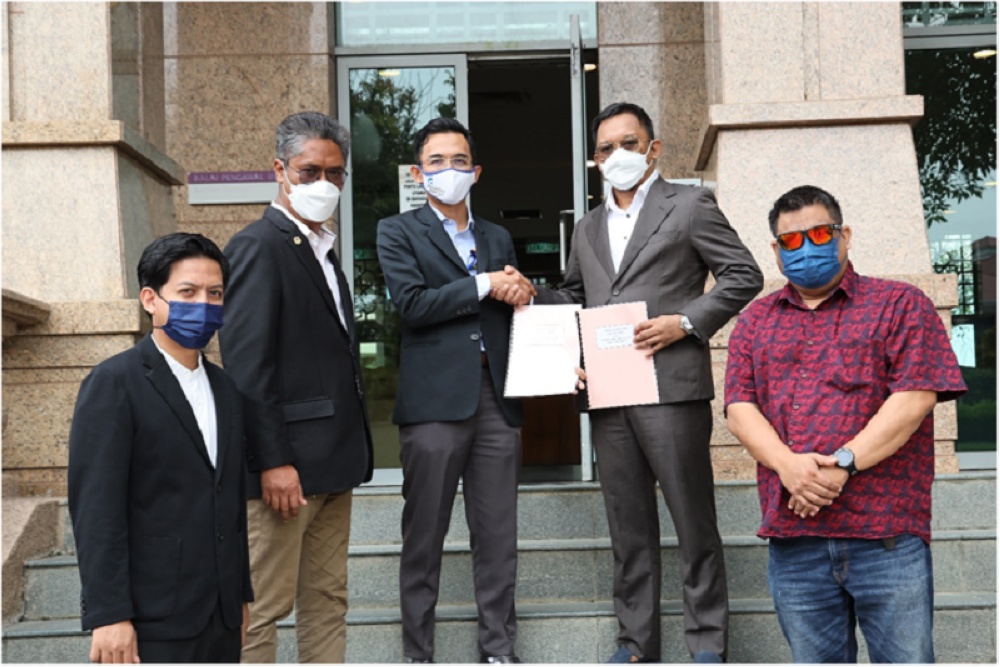 Datuk Adzwan Ab Manas (second from right) representing the four vape industry associations submitting a memorandum to a Special Officer in the Prime Minister’s office. 