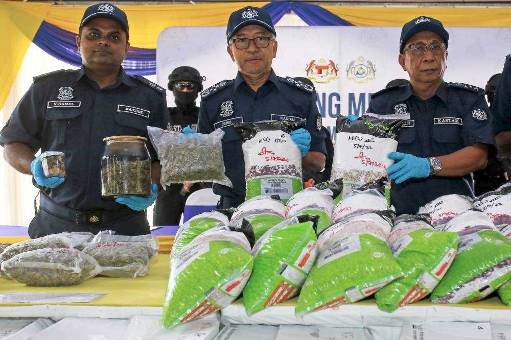 Customs director-general Datuk Zazuli Johan (centre) with the seized drugs at the Customs Dept’s Narcotics Branch in Kampung Jijan, Nilai, July 14, 2022. — Bernama pic 