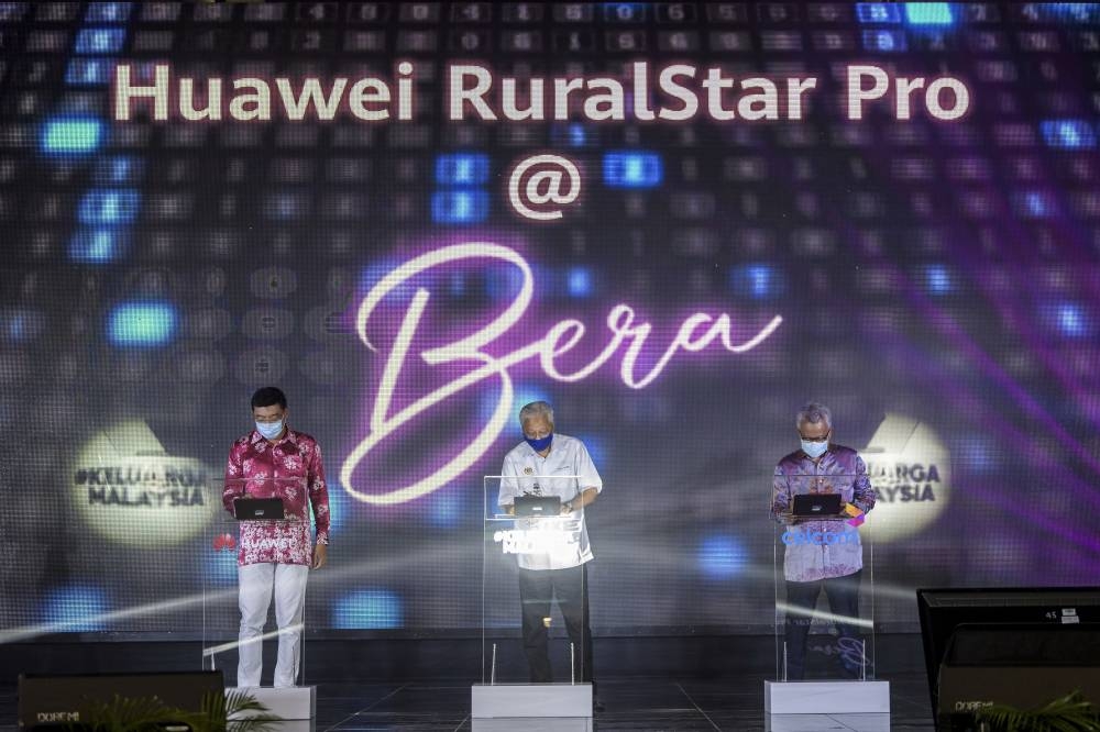 Prime Minister Datuk Seri Ismail Sabri Yaakob (centre) launches the Huawei RuralStar Pro and the Huawei Matepad for Bera district students at the Bera District Council Convention Hall, Pahang, July 14, 2022. With him is Huawei Malaysia CEO Michael Yuan (left) and Celcom Axiata Berhad CEO Datuk Idham Nawawi. — Bernama pic 