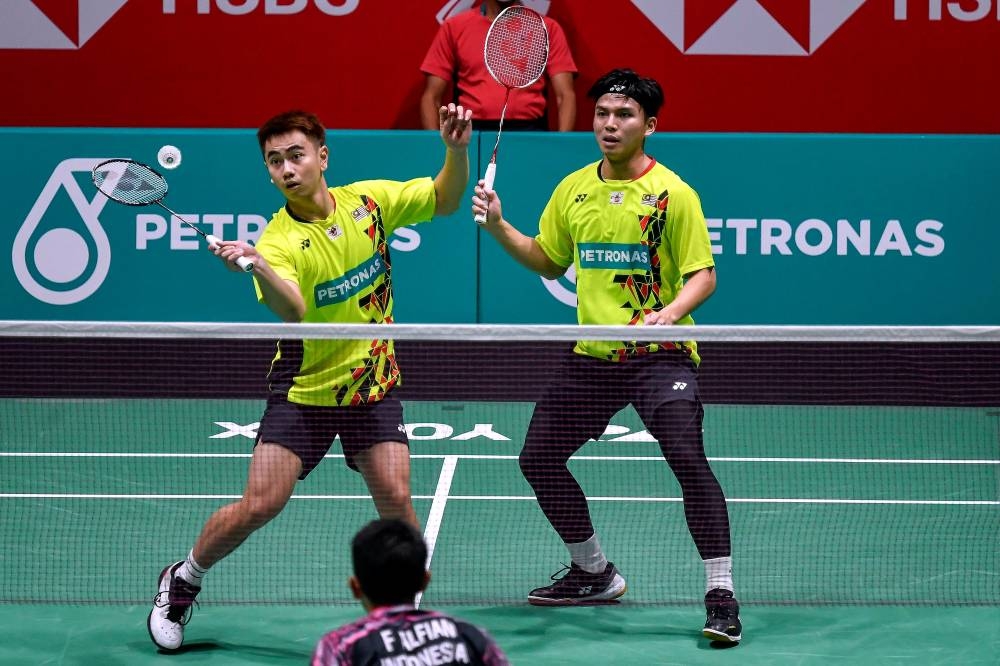 German Open 2022 champions pair Goh Sze Fei-Nur Izzuddin Rumsani, who were the sixth seeds, went down 21-18, 22-24, 18-21 to India’s M.R. Arjun-Dhruv Kapila at the Singapore Indoor Stadium. — Bernama pic